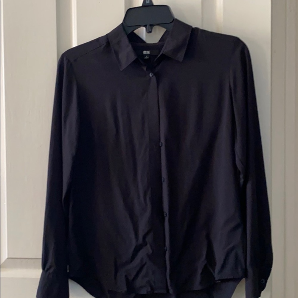 TWO Uniqlo button downs (1 in black, 1 in white)